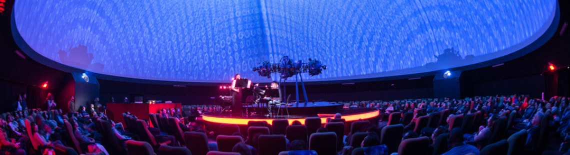 Escenario iluminado del domo del Planetario de Bogotá