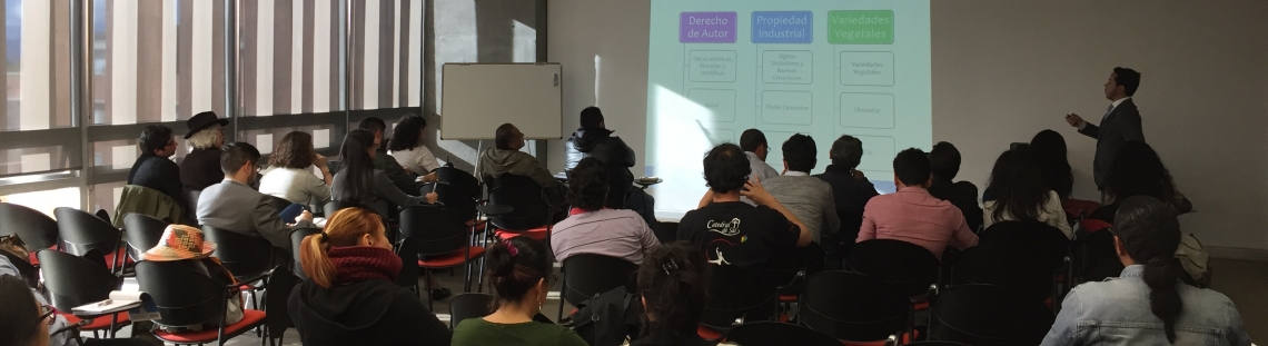 Personas participando en una actividad informativa