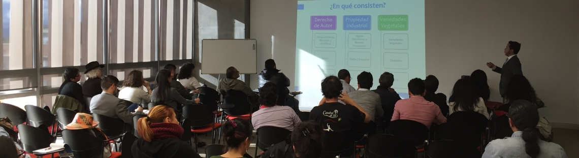 Personas participando en una actividad informativa