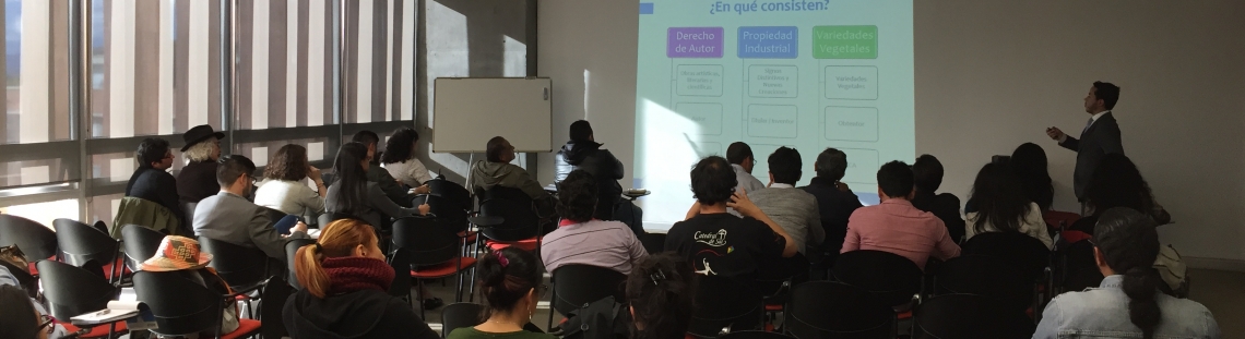 Personas participando en una conferencia