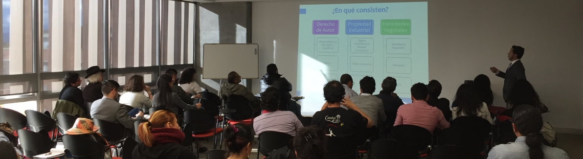 Personas participando en actividad académica