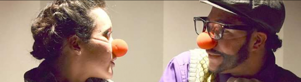 una abuela y un abuelo con nariz de payaso mirandose fijamente