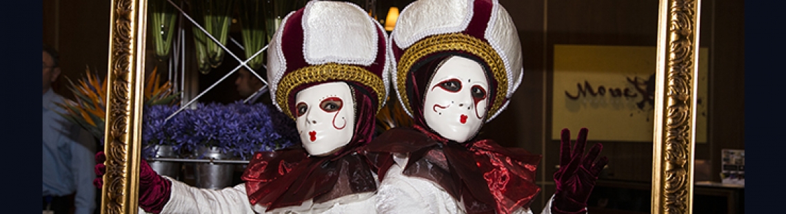 Actores vestidos de arlequines