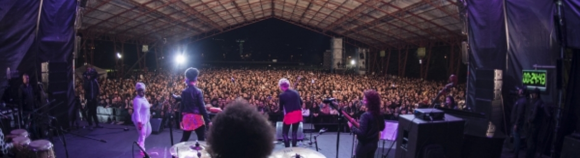 Foto de tarima desde el escenario donde se ve al público asistente a un evento artístico