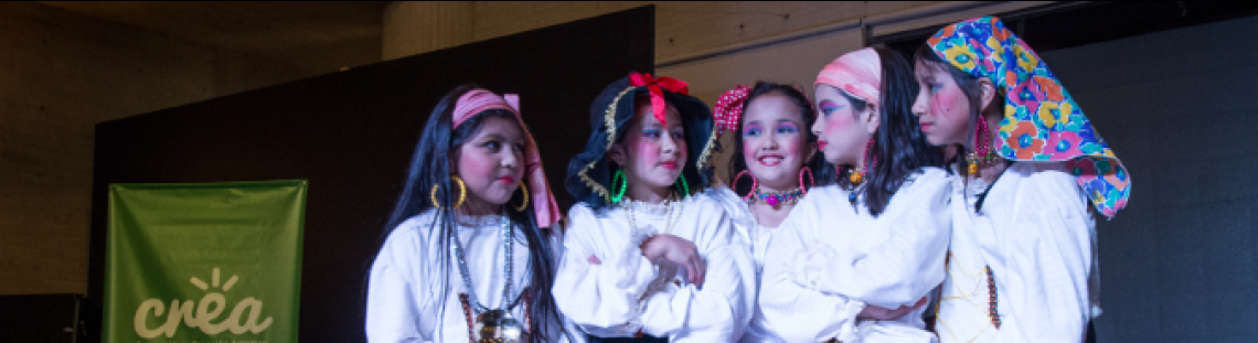 Niñas vestidas y maquilladas de bailarinas tradicionales