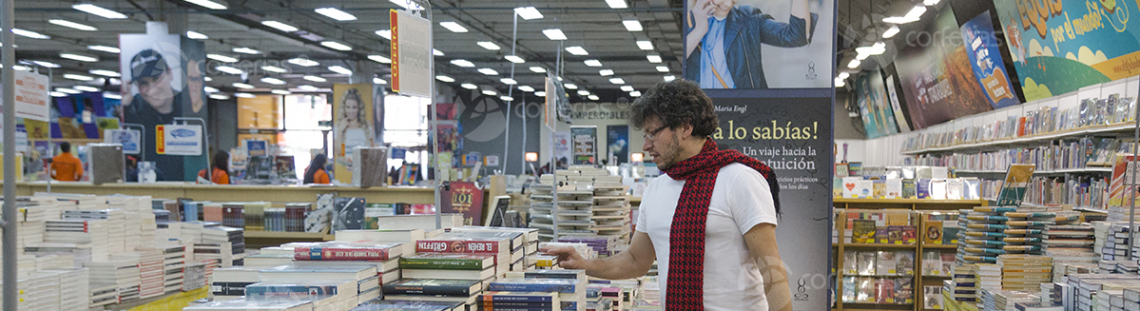 Hombre en un estand de la Feria del Libro