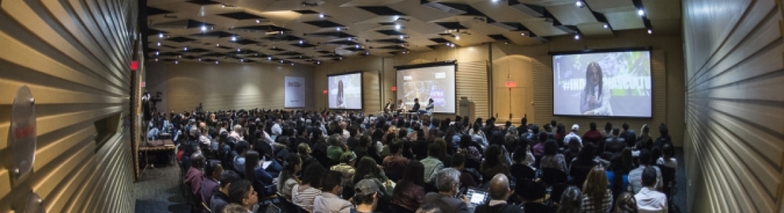Personas participando en un Conversatorio 