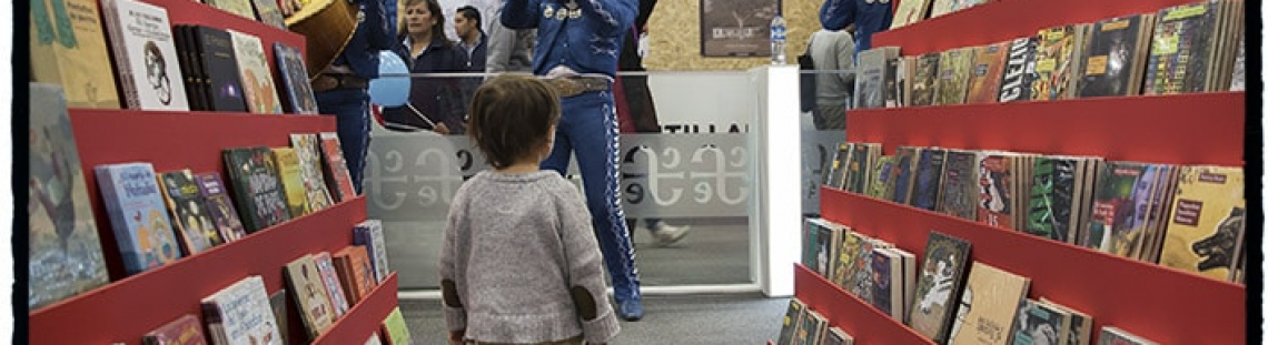 Escena entre libros y mariachis en estand de la Feria del Libro