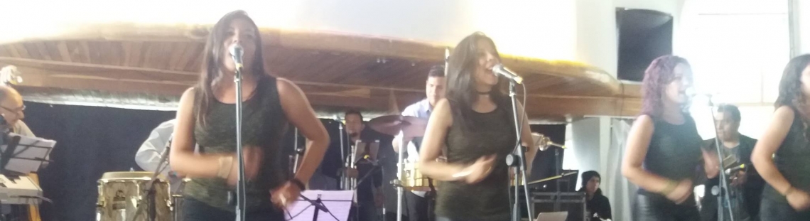 Mujeres de Guapa Orquesta en escena