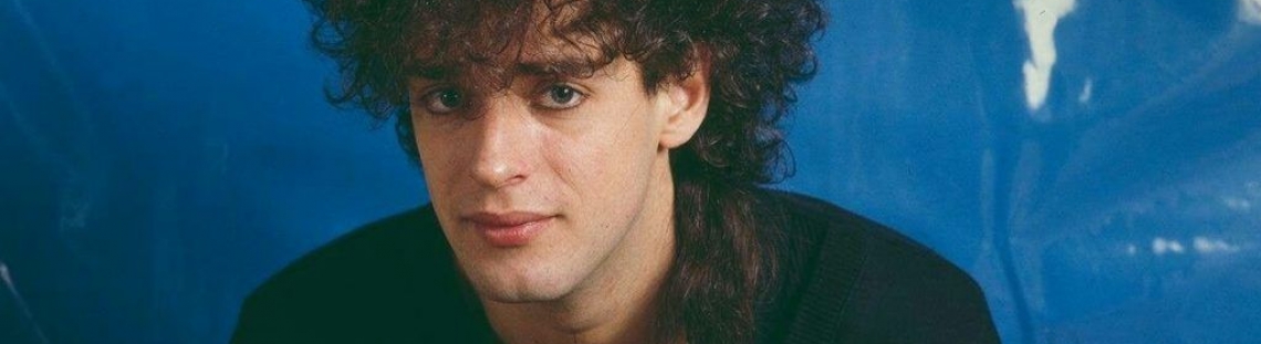 Gustavo Cerati en fondo azul 