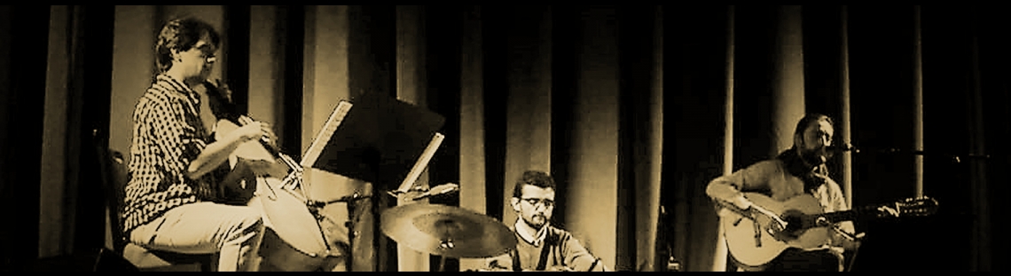 Hombres en escena con instrumentos en fotografía sepia