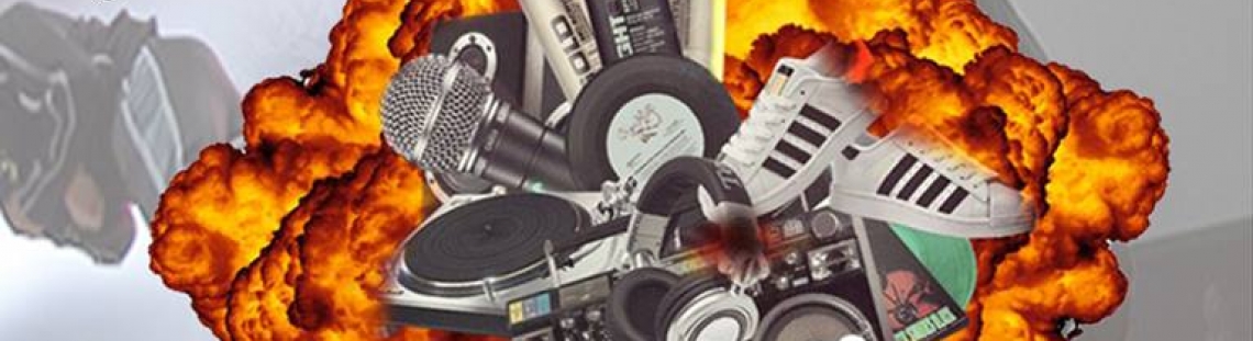 Fragmento de la pieza del evento con discos, micrófonos, zapatos y pinturas