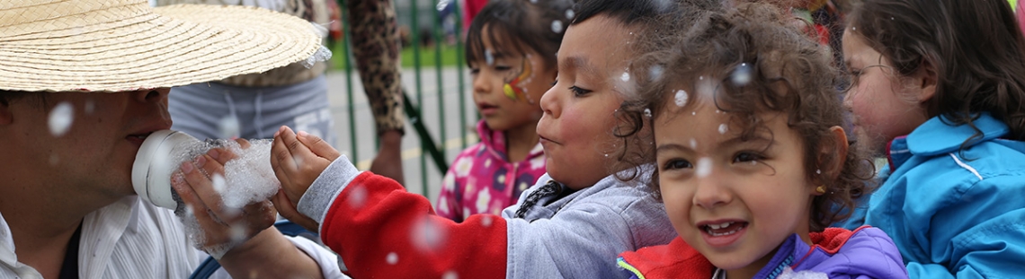 Niños participando en una actividad al aire libre