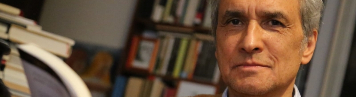 Hombre mayor leyendo un libro