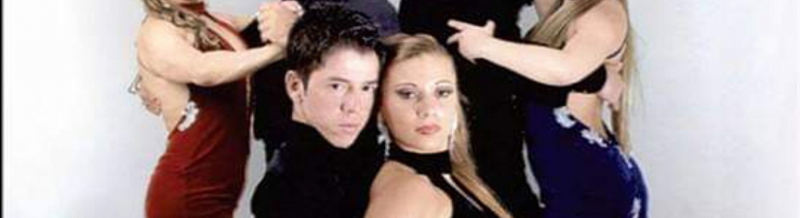 Grupo de bailarines ante la cámara