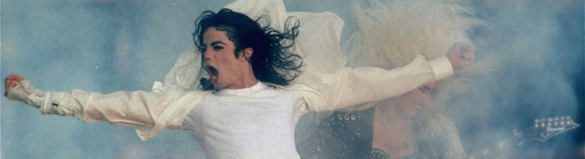Michael Jackson en fondo de humo azul. 