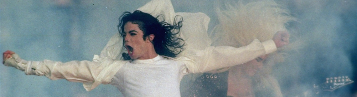 Michael Jackson en fondo de humo azul. 