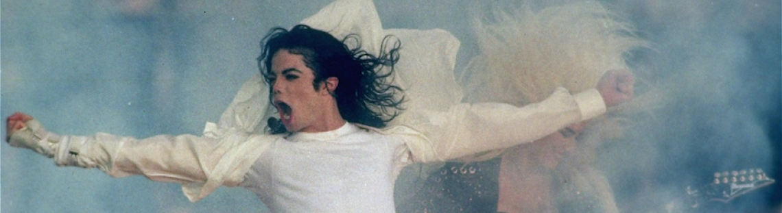 Michael Jackson en fondo de humo azul. 