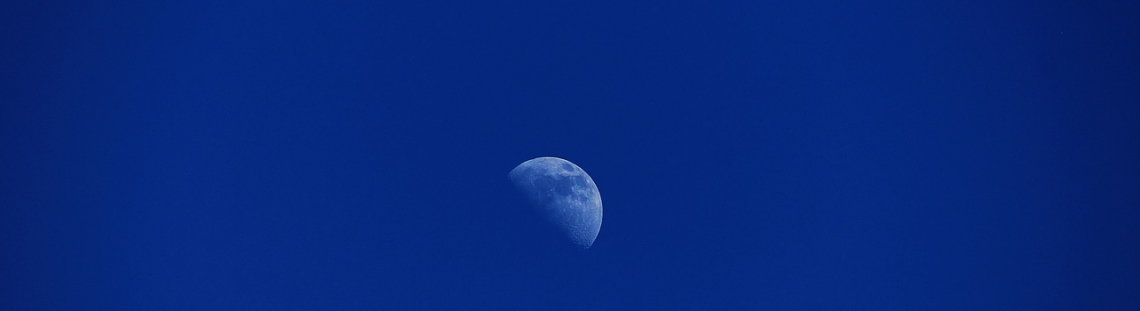 Media luna en cielo azul. 