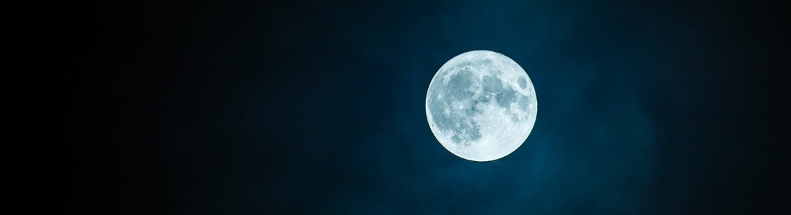 La Luna con neblina  en el cielo oscuro 