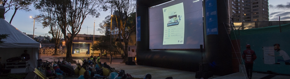 Pantalla gigante con función de cine al aire libre