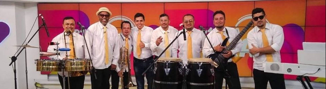 Músicos e instrumentos posando para la cámara