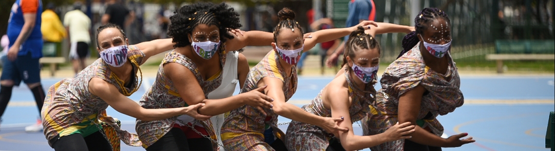 Cinco artistas de la comunidad afrocolombiana en una presentación