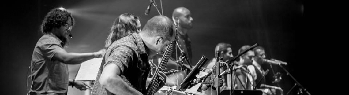 Músicos en escena en fotografía blanco y negro