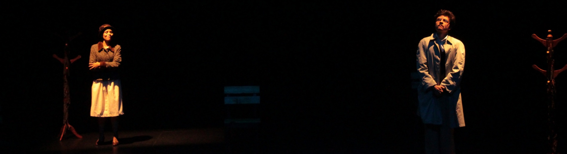 Un hombre y una mujer en escena