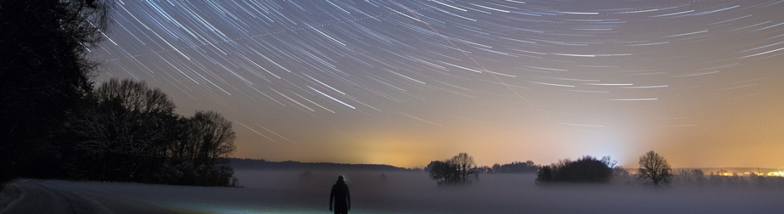 Cielo con estrellas en movimiento.