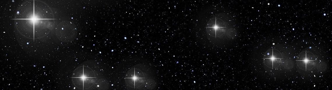 Estrellas más brillantes junto a unas más tenues en el espacio