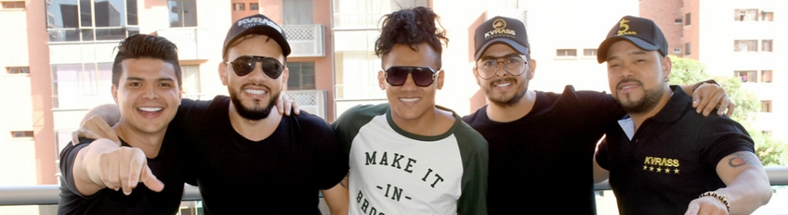 Hombres posando para foto 