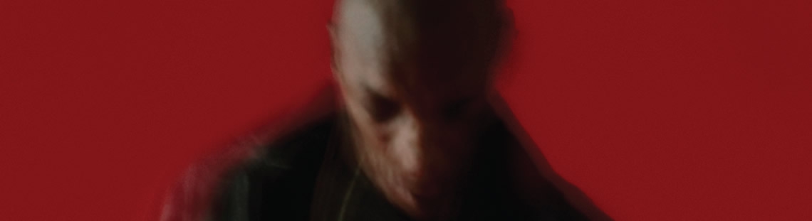 Fotografia deTricky difusa sobre fondo rojo