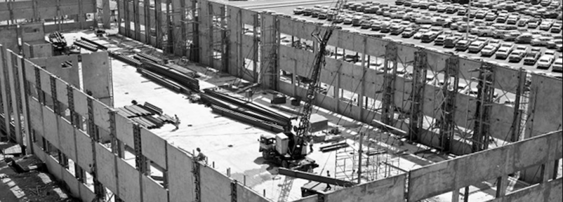 Imagen de un edificio en construcción en blanco y negro. 