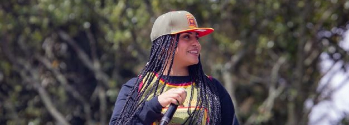 Mujer con microfóno