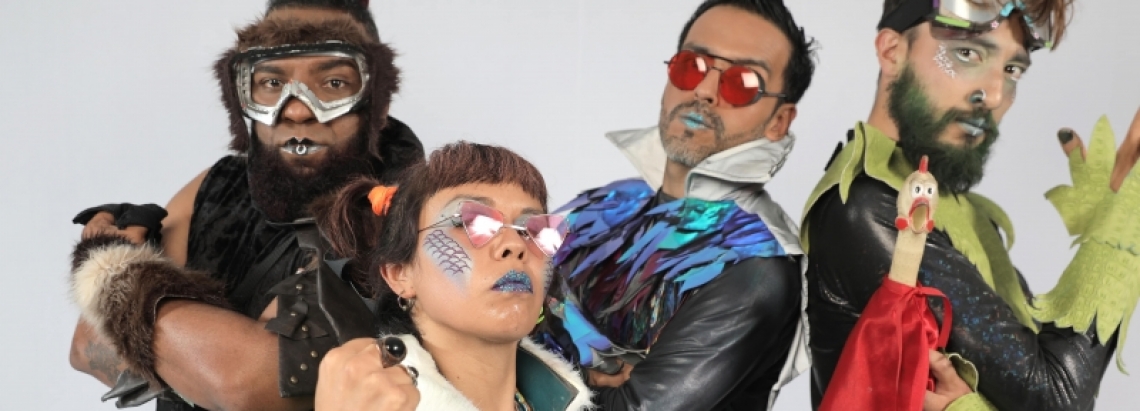 Artistas con trajes coloridos