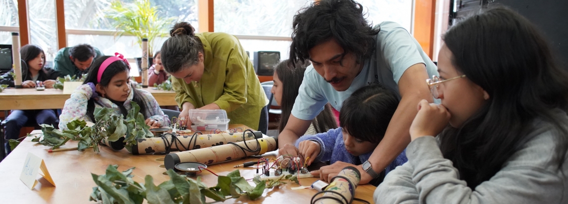 Niños y niñas con Sebastián Sandoval Quimbayo