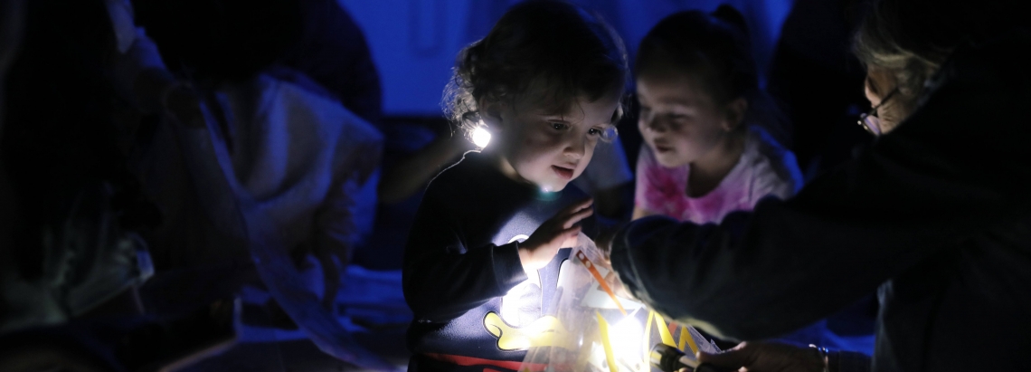 Niños jugando con la luz