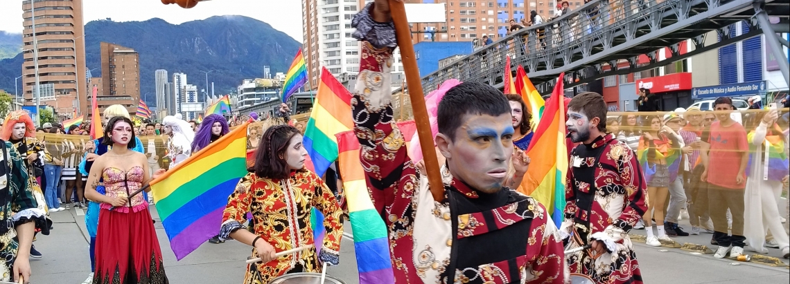 persona comunidad lgbti en marcha con la bandera de su comunidad