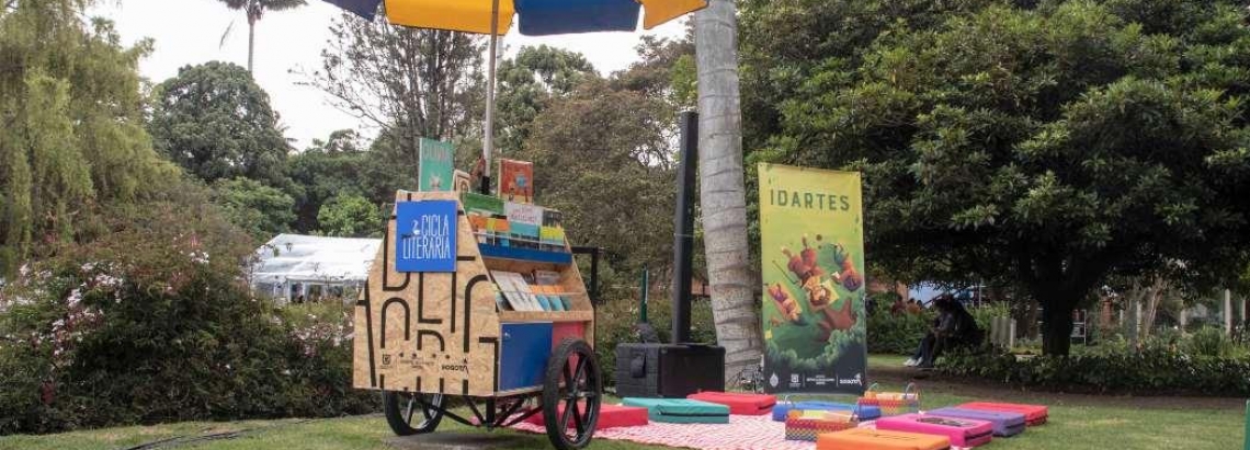 Imagen de la Cicla Literaria en un parque