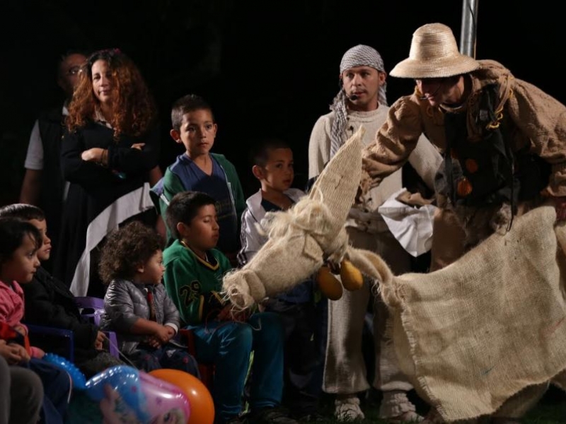 Actores con niños durante novena navideña