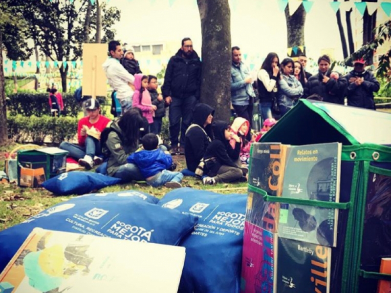 Libro al viento en el Jardín Botánico de Bogotá