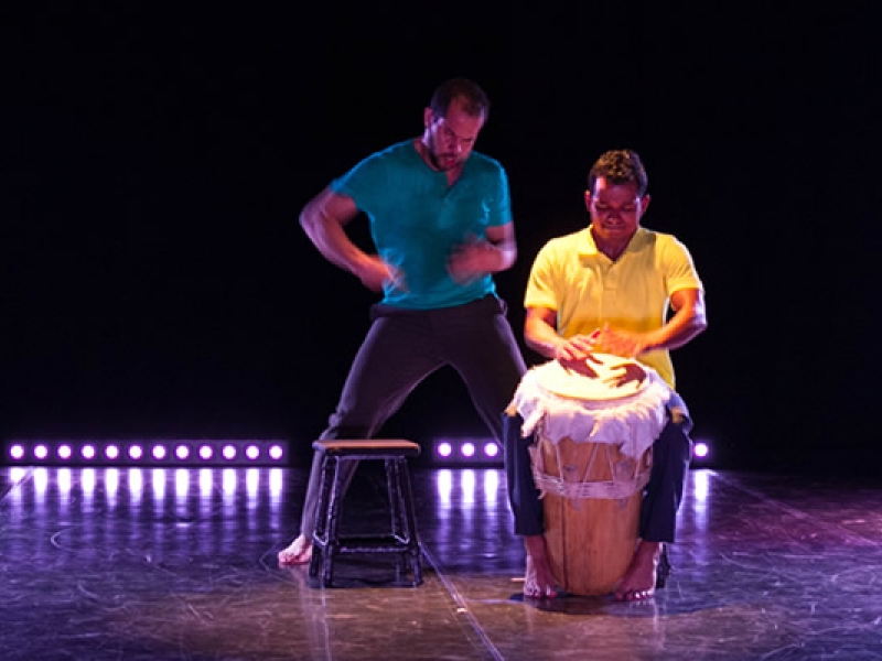 Hombre danzando y hombre tocando el tambor