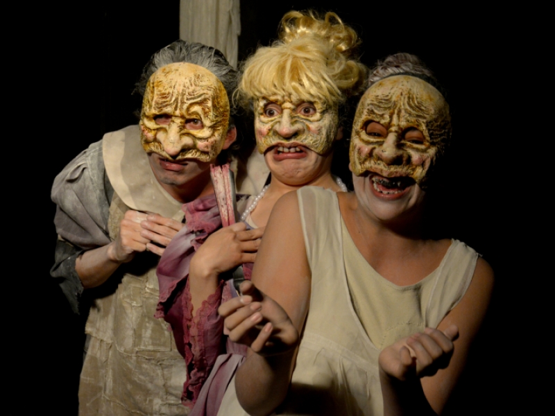 Tres actrices con máscaras de ancianas