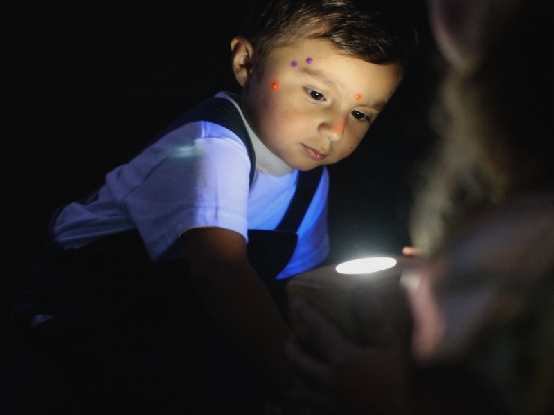 Niño jugando con un cubo de luz