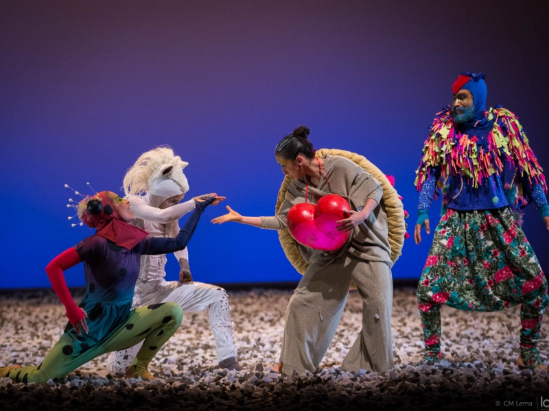 Actores en escena representando una escena de teatro - danza