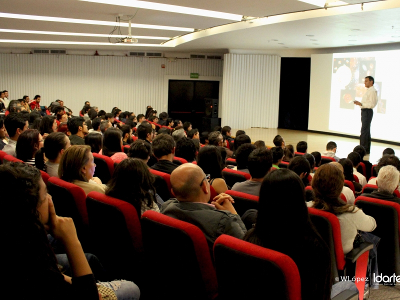 Personas asistiendo a una clase y conferencista 