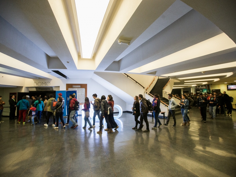 Personas haciendo fila para ingresar a una actividad en el Planetario.