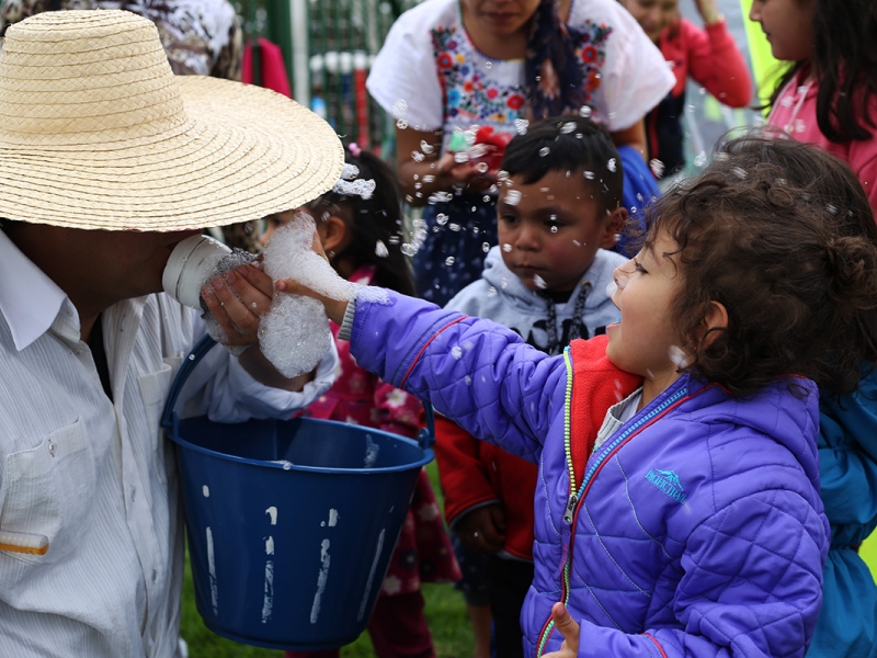 Niños participando en una actividad al aire libre