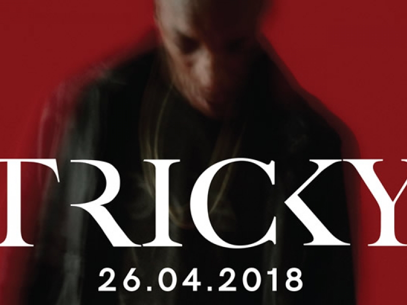 Fotografia deTricky difusa sobre fondo rojo